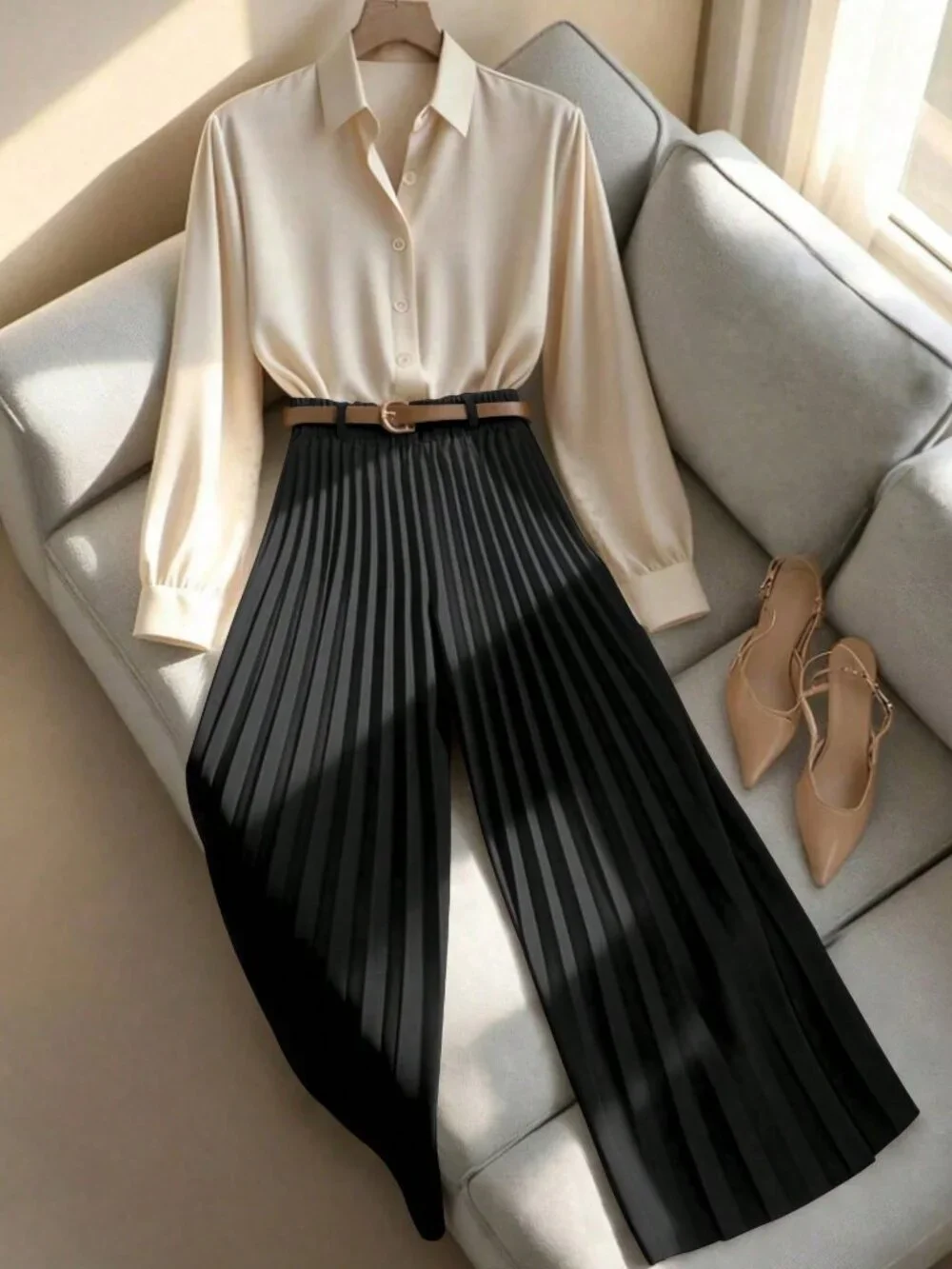 Black Elegant Women's Minimalist Pleated Casual Pants - Picture 5 of 7